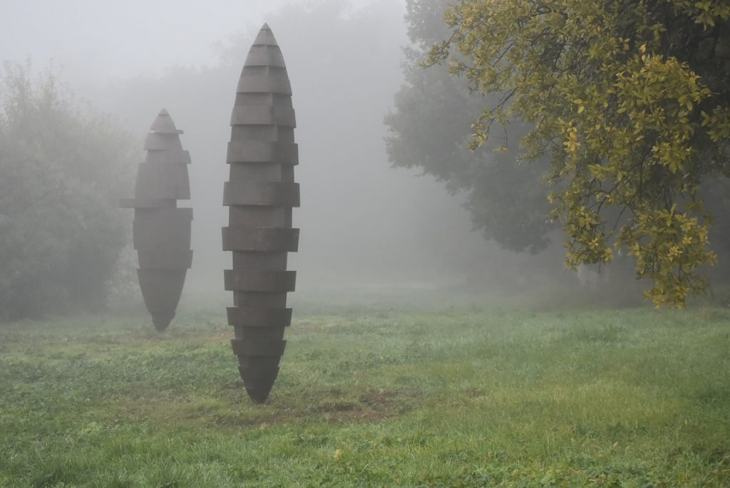 3.Deux-sculptures-monumentales-acier-corten-oxyde-de-l-artiste-sculpteur-contemporain-Felix-Valdelievre-sur-le-chemin-du-chateau-a-Lacoste-dans-la-brume-2019